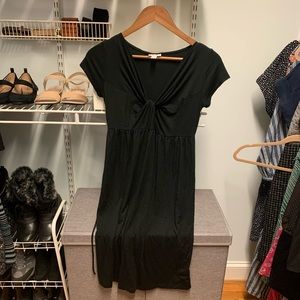 A Pea in the Pod casual maternity dress.